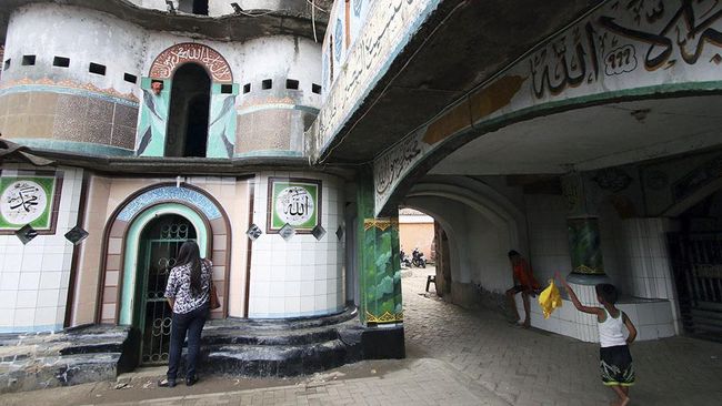 Bernama asli Masjid Agung Nurul Yakin, lokasinya di Kampung Bayur, Priuk Jaya, Kota Tangerang, Banten. Arsitektur masjid ini tidak seperti masjid pada umumnya.