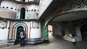 Wisata Religi di Tangerang, Melihat dari Dekat Masjid Pintu Seribu