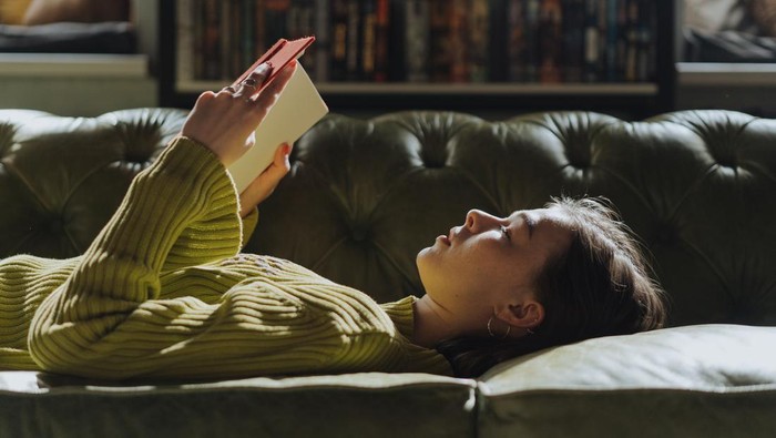 Apakah Suka Baca Novel Cinta Remaja Terlalu Klise dan Nggak Berbobot? Begini Jawabannya!