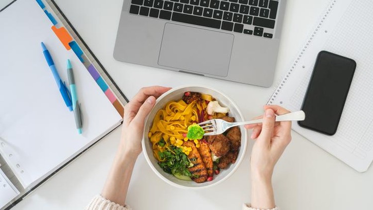Membawa bekal makanan ke kantor