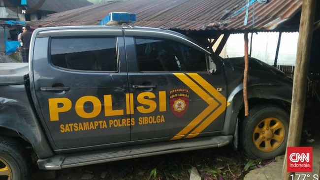 Mobil Polres Sibolga menabrak pejalan kaki hingga tewas di Tapanuli Utara, Sumut, Sabtu (2/4).