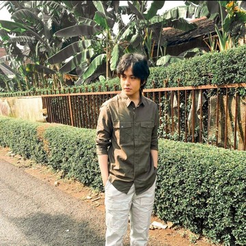 OOTD ala Angga Yunanda Ini Bisa Jadi Ide Outfit Bukber untuk Pasanganmu, Lho