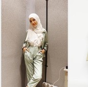 Ide Tampil Stylish di Acara Buka Bersama Pakai Warna Sage Green