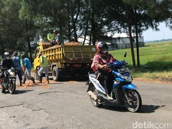 Sempat Dipasangi Karung, Lubang di Jalan Tireman-Japerejo Kini Diuruk