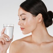 Benarkah Konsumsi Air Putih Bisa Bikin Kulit Glowing? Simak Penjelasan Para Ahli Berikut Ini!