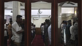 Ramadan Tiba, Warga Penuhi Masjid Raya Makassar Salat Tarawih Perdana
