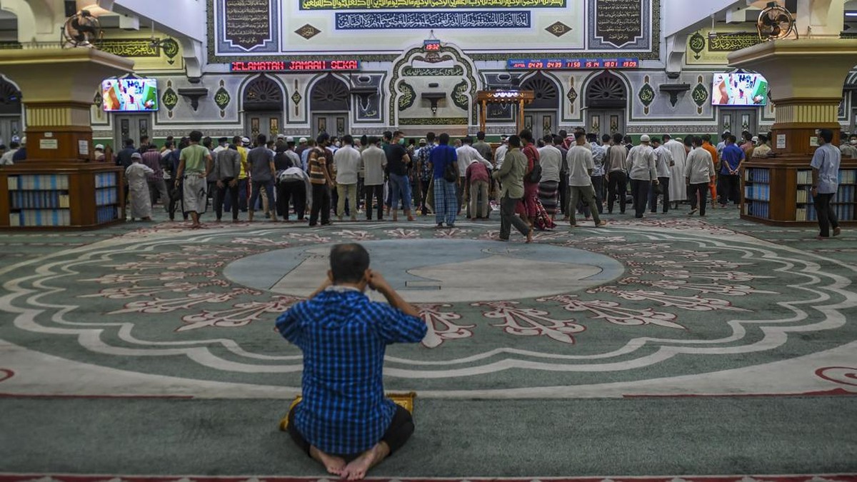 FOTO: Salat Tarawih dan Beda Penetapan 1 Ramadan 1443 H di Daerah