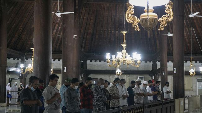 Sholat Iftitah adalah sholat sunnah dua rakaat yang dikerjakan sebelum sholat tarawih. Berikut bacaan niat dan tata cara sholat Iftitah.