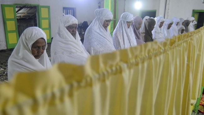 FOTO: Salat Tarawih dan Beda Penetapan 1 Ramadan 1443 H di Daerah