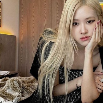 img-title Mahalnya Baju dan Perhiasan Rose BLACKPINK Saat Menghadiri Acara Saint Laurent