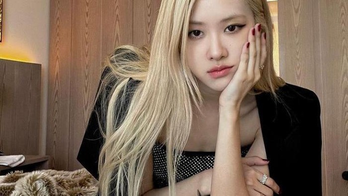 Mahalnya Baju dan Perhiasan Rose  BLACKPINK Saat Menghadiri Acara Saint Laurent