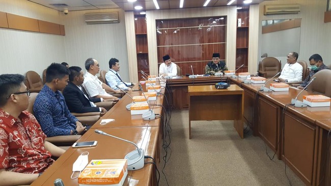 Presidium Majelis Rakyat Indonesia bertemu dengan Fraksi Golkar terkait dengan usulan Fraksi Rakyat.