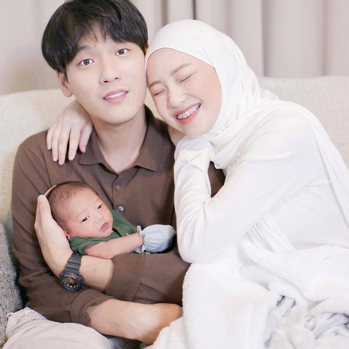 <p>Kabar terbaru dari pasangan ini yakni mereka sudah menjadi orang tua. Lewat akun Instagram pribadinya, Daehoon memperkenalkan anak pertamanya. "<em>Assalamu'alaikum onty uncle online</em>, kenalin nama aku NA JUN HO. <em>Onty uncle</em> manggil aku nya JUNO aja yaa biar lebih gampang hehe," tulisnya sebagai caption. (Foto: dok. Instagram @daehoon_na)</p>