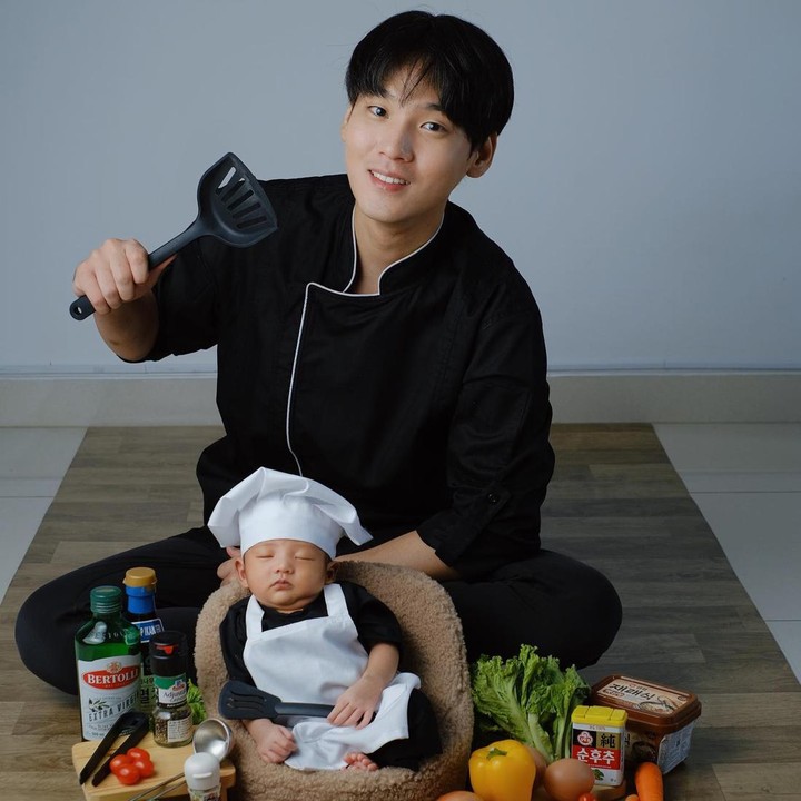 <p>Lantaran sang ayah berprofesi sebagai<em> chef,</em> Juno pun melakukan pemotretan dengan tema koki. "Bersama Chef Juno," tulis Daehoon. (Foto: dok. Instagram @daehoon_na)</p>