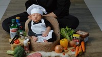 <p>Lantaran sang ayah berprofesi sebagai<em> chef,</em> Juno pun melakukan pemotretan dengan tema koki. "Bersama Chef Juno," tulis Daehoon. (Foto: dok. Instagram @daehoon_na)</p>