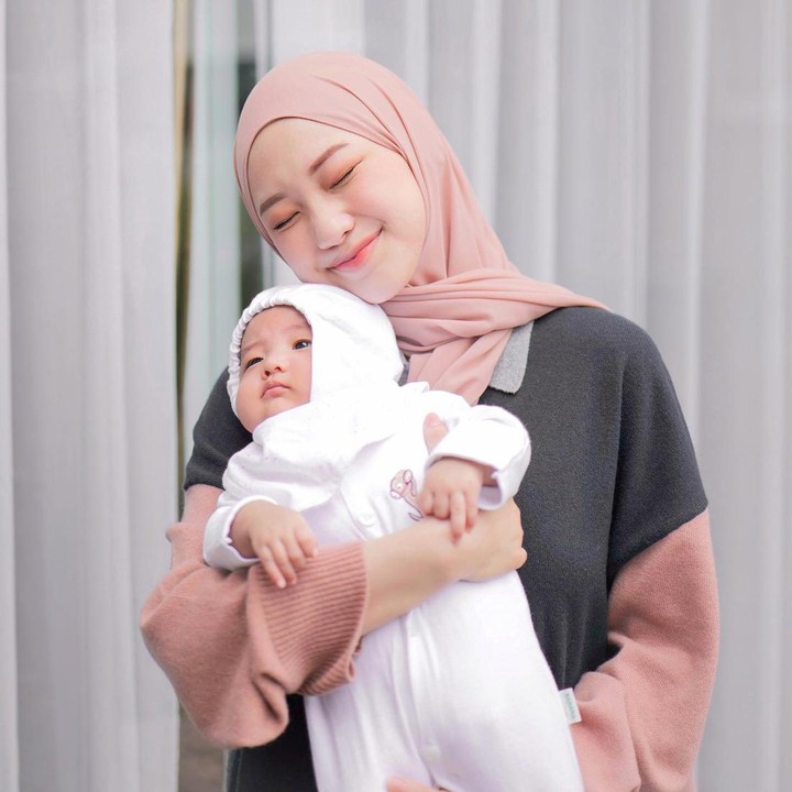 <p>Kehadiran anak bagi Daehoon dan Julia begitu membuat mereka bahagia. Netizen juga kerap kali memuji Si Kecil yang menggemaskan. (Foto: dok. Instagram @daehoon_na)</p>