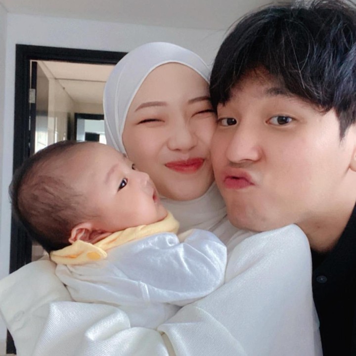 <p>Ungkapan rasa bahagia Daehoon atas kehadiran anaknya juga diungkapkannya melalui keterangan fotonya. "<em>Masyaallah tabarakallah.</em> Bersyukur banget bisa punya keluarga kayak gini," tulis Daehoon sebagai<em> caption</em> fotonya. (Foto: dok. Instagram @daehoon_na)</p>