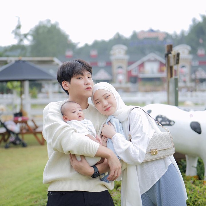 <p>Pria yang berprofesi sebagai<em> chef</em> ini sering memperlihatkan keseruan keluarga kecilnya di Instagram. "Junho Jalan-jalan ke luar kota pertamakali," tulis Daehoon sebagai <em>caption</em> fotonya. (Foto: dok. Instagram @daehoon_na)</p>