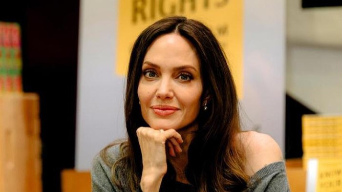 Selalu Jadi Pusat Perhatian, Ini 5 Rahasia Penampilan Angelina Jolie yang Selalu Memesona