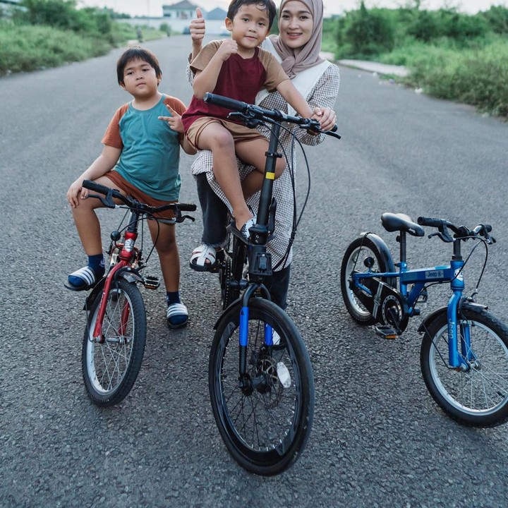 <p>Meski sibuk, Ririe tetap meluangkan waktu untuk anak-anaknya seperti bersepeda bersama. "<em>Santuy</em> sore bareng ayang," tulis Ririe sebagai <em>caption</em> fotonya. (Foto: Instagram @ririe_fairus)</p>