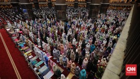 Masjid Raya Bandung Gelar Tarawih, Warga Diminta Bawa Sajadah