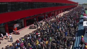 VIDEO: Cara Dorna Hibur Penonton MotoGP Argentina yang Tertunda
