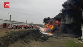VIDEO: Depot Bahan Bakar Rusia Dibombardir Helikopter Ukraina