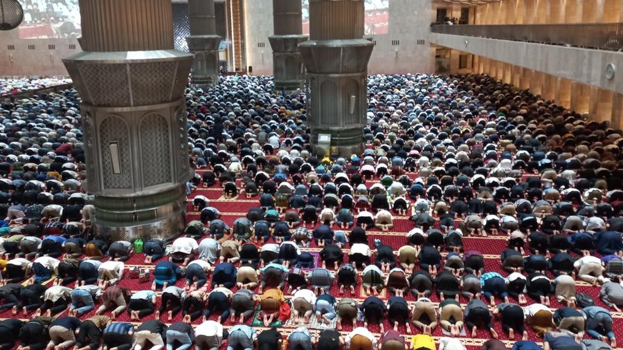 Masjid Istiqlal menggelar ibadah salat Tarawih berjemaah pertama di bulan Ramadan tahun ini. Warga yang melaksanakan salat Tarawih di Masjid Istiqlal mengaku senang dapat beribadah di masjid tersebut.