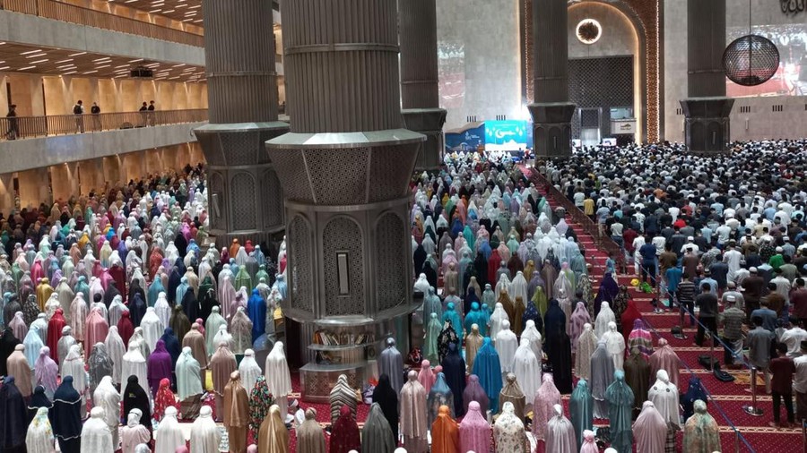 Warga Senang Bisa Salat Tarawih Lagi di Masjid Istiqlal, Begini Suasananya Masjid Istiqlal menggelar ibadah salat Tarawih berjemaah pertama di bulan Ramadan tahun ini. Warga yang melaksanakan salat Tarawih di Masjid Istiqlal mengaku senang dapat beribadah di masjid tersebut.