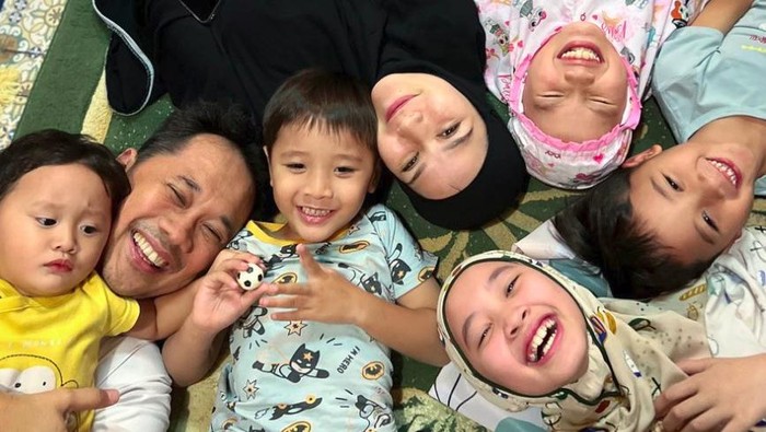 Momen Zaskia Adya Mecca salat tarawih.