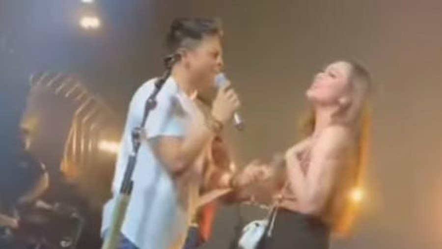 Ariel NOAH pegang tangan Celine Evangelista.