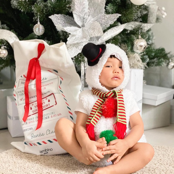 <p>Kalau kostum yang satu ini, Bunda sudah bisa menebak belum kira-kira Arthur jadi apa? Berlatarkan pohon Natal, enggak salah sepertinya kalau kita menjawab kostum Arthur adalah boneka salju. He-he-he. (Foto: Instagram @arthurmiles.po)</p>
