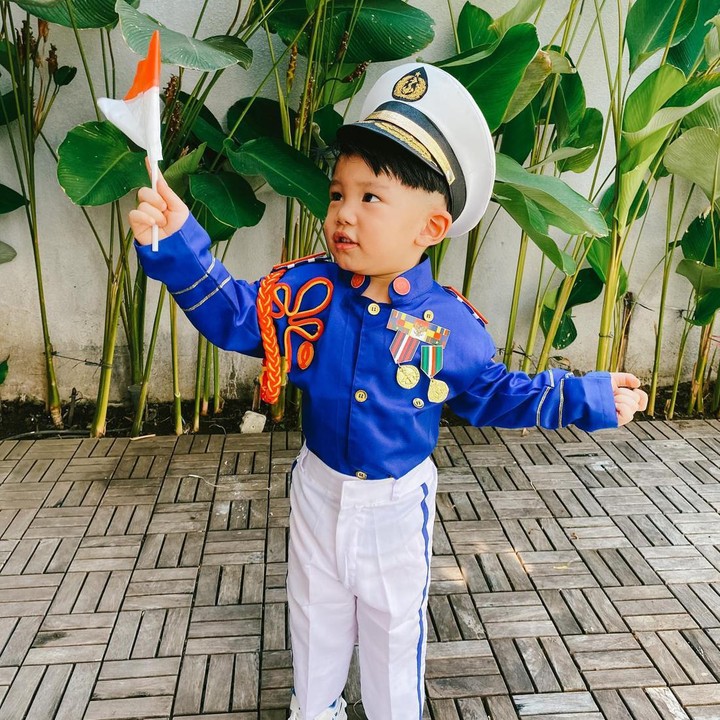<p>Saat peringatan 17 Agustus, Arthur tak pernah lupa memakai kostum sesuai dengan tema nasionalisme. Ia menjelma menjadi sosok jenderal cilik, Bunda. (Foto: Instagram @arthurmiles.po)</p>