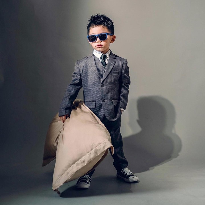 <p>Ayah dan ibunda Arthur gemar mendandani sang putra dengan memakai kostum dari tema yang berbeda-beda di setiap foto. Seperti ketika melakukan sesi foto <em>nap-time</em> dengan penuh gaya. Ia tampil mengenakan set <em>tuxedo</em> bak pria tampan, nih. (Foto: Instagram @arthurmiles.po)</p>