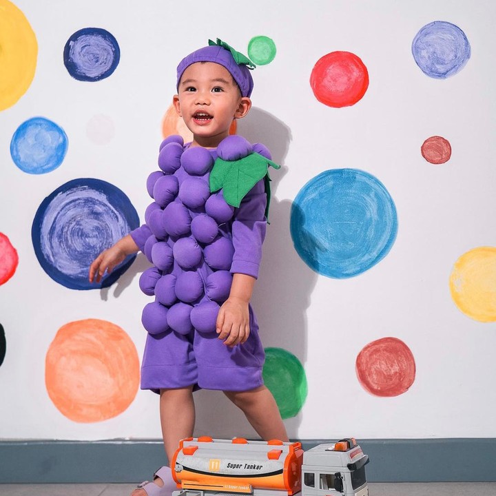 <p>Chef Arnold Poernomo dan Tiffany Soetanto tengah menikmati momen sebagai Ayah dan Bunda sejak 2019 lalu. Mereka dikaruniai putra bernama Arthur Miles Poernomo yang sering didandani memakai kostum unik. (Foto: Instagram @arthurmiles.po)</p>