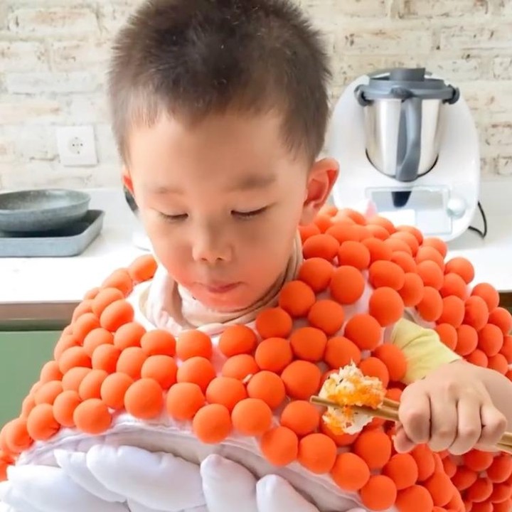 <p>Chef Arnold juga gemar memakaikan kostum makanan untuk Si Kecil. Lihat saja betapa lucunya Arthur yang memakai kostum sushi, ketika sedang menyantap sushi. (Foto: Instagram @arthurmiles.po)</p>