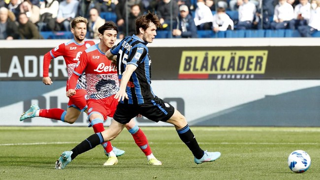 Napoli terus memanaskan perebutan gelar Liga Italia setelah menghajar Atalanta dan menempel ketat AC Milan di puncak klasemen.