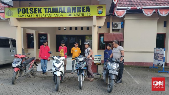 Polisi dan TNI di Makassar kejar-kejaran dengan gerombolan pebalap liar di hari pertama puasa. Empat unit motor dan pengendaranya berhasil diamankan.
