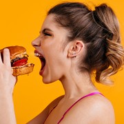 Warna Makanan Juga Berpengaruh, Ini 6 Cara Efektif Atasi Makan Berlebih Saat Stres