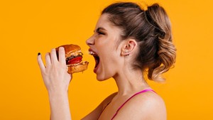 Warna Makanan Juga Berpengaruh, Ini 6 Cara Efektif Atasi Makan Berlebih Saat Stres