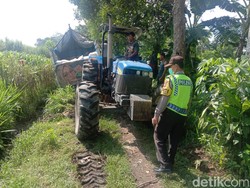 Evakuasi Truk Muat Beras Nyasar di Pemakaman Kediri Terjunkan Traktor