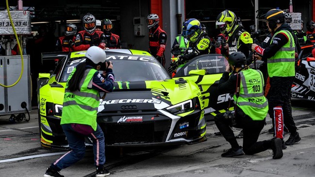 Valentino Rossi mengaku darahnya membeku setelah sadar melakukan kesalahan bodoh saat menjalani debut balap mobil GT World Challenge Europe 2022.