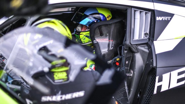 Valentino Rossi melakukan kesalahan rookie karena melewati garasi tim sehingga harus dikejar mekanik saat debut di GT World Challenge Europe 2022.