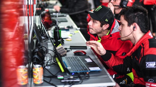 Valentino Rossi mengakui telah membuat kesalahan memalukan saat menjalani debut balap mobil hingga membuat darahnya seperti membeku sesaat.