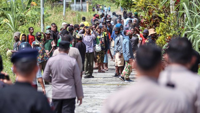 Salah satu perwakilan Petisi Rakyat Papua, Fando Nyai mengatakan aparat kepolisian bertindak represif kepada massa yang menolak pembentukan DOB di Papua.