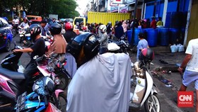 Warga di Makassar Antre Beli Minyak Goreng Curah Picu Kemacetan