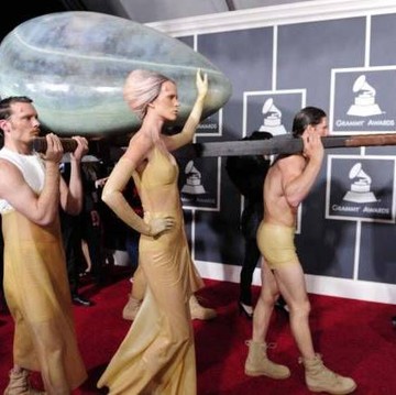 6 Gaun Paling Kontroversial di Grammy Awards, Ada Lady Gaga dalam Telur!
