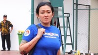 <p>Di kesehariannya, Imelda Dinar kerap melakukan kegiatan yang berhubungan dengan tinju. Ia rutin berlatih setiap harinya, Bunda. (Foto: Instagram @bn.official_ind @moeran_project)</p>