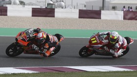 Ditabrak hingga Jatuh, Pembalap Moto3 Keplak Kepala Lawan