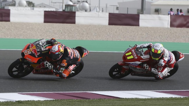 Murid legenda MotoGP Valentino Rossi yakni Alberto Surra mengalami kecelakaan fatal di sesi tes bebas ketiga (FP3) Moto3 Amerika.